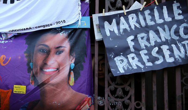 Cartaz com foto da vereadora Marielle Franco é colocado em protesto no Rio de Janeiro 15/3/2018 REUTERS/Pilar Olivares