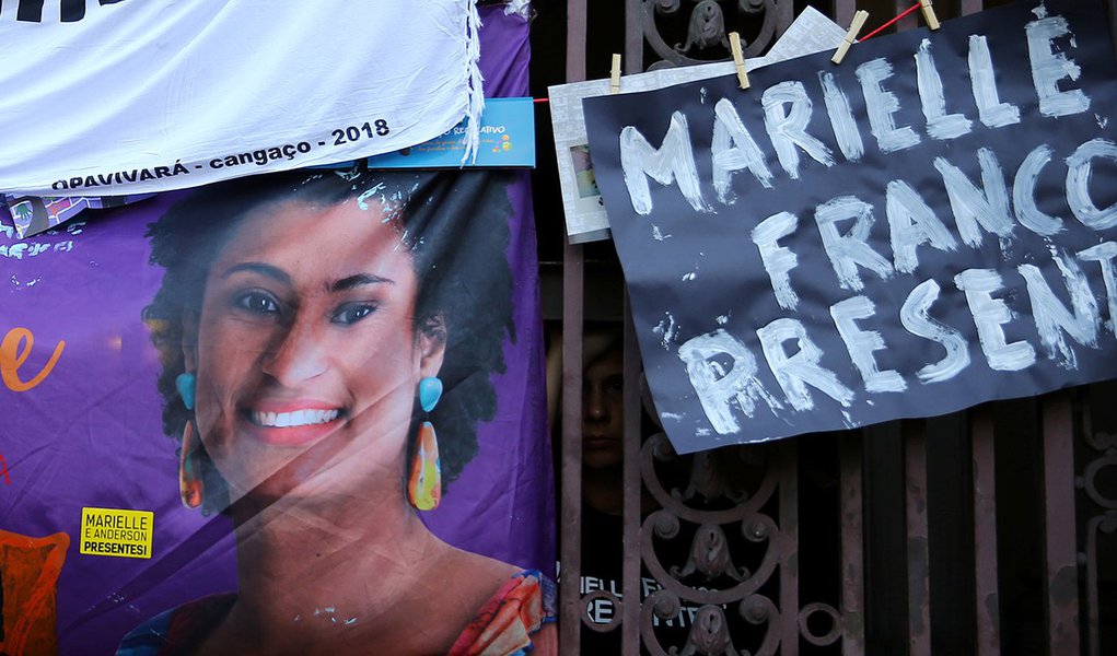Cartaz com foto da vereadora Marielle Franco é colocado em protesto no Rio de Janeiro 15/3/2018 REUTERS/Pilar Olivares