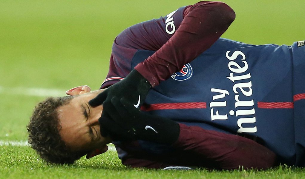 Neymar sofre lesão em jogo do Paris St Germain 25/2/2018 REUTERS/Stephane Mahe