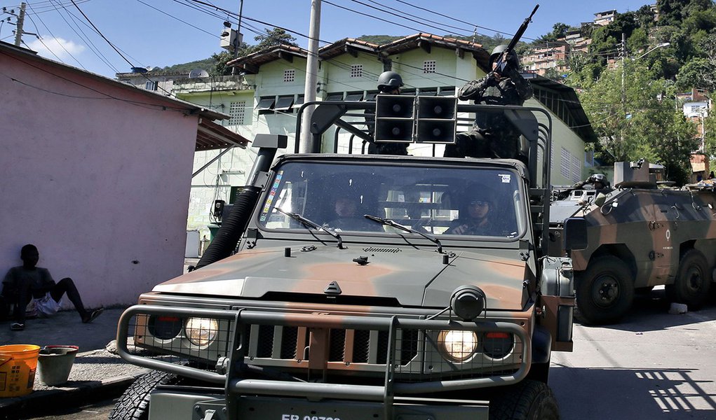 Rio de Janeiro - Operação do Comando Conjunto das forças de segurança no Complexo do Lins de Vasconcelos, zona norte da cidade. (Tânia Rêgo/Agência Brasil)