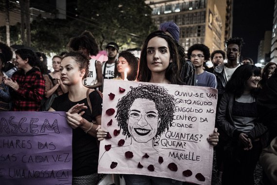 Vigília em homenagem à vereadora do Rio de Janeiro, Marielle Franco e ao motorista Anderson Gomes, nesta na noite desta quinta-feira (15), em Curitiba. Ato reuniu 2,5 mil pessoas na Praça Santos Andrade, no centro da capital. Foto: Gibran Mendes