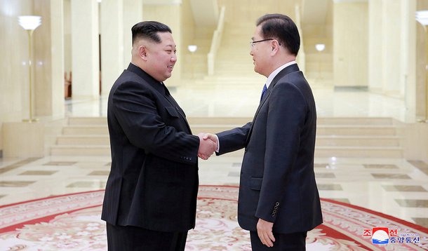 Líder norte-coreano, Kim Jong Un, cumprimenta chefe de delegação sul-coreana, Chung Eui-yong 06/03/2018 KCNA/via Reuters