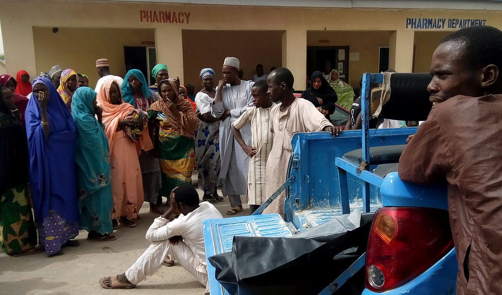 Pessoas observam carro transportando corpos para hospital após ataque do Boko Haram na cidade de Maiduguri 02/04/2018 REUTERS/Ahmed Kingimi