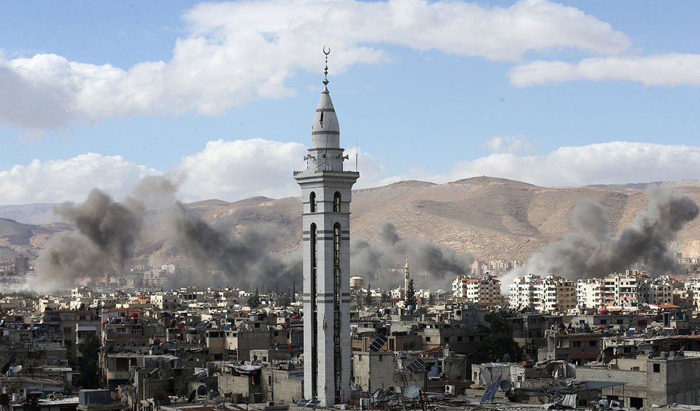 Fumaça é vista na região de Ghouta Oriental, na Síria 27/02/2018 REUTERS/ Bassam Khabieh