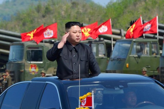 Líder norte-coreano, Kim Jong Un, inspeciona artilharia antes de exercício militar 25/04/2017 KCNA/via REUTERS