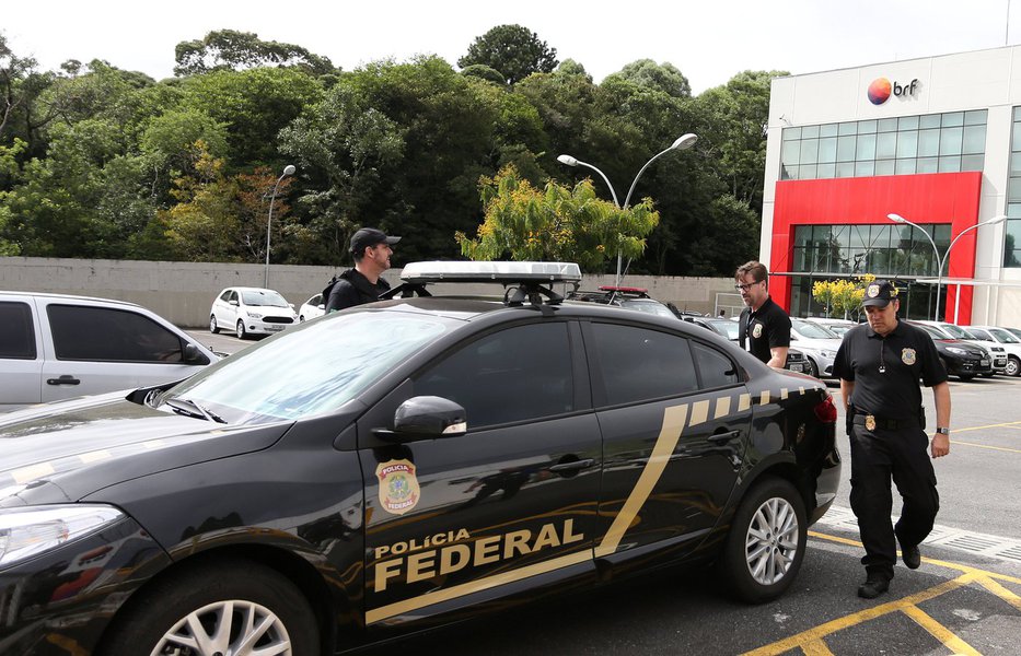 Agentes da Polícia Federal deixam sede da BRF, em Curitiba 05/03/2018 REUTERS/Geraldo Bubniak