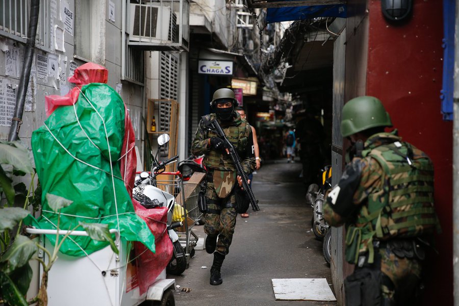 Rio de Janeiro - Militares fazem operação na favela da Rocinha após guerra entre quadrilhas rivais de traficantes pelo controle da área (Fernando Frazão/Agência Brasil)