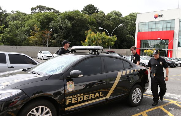 Agentes da Polícia Federal deixam sede da BRF, em Curitiba 05/03/2018 REUTERS/Geraldo Bubniak