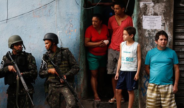 Rio de Janeiro - Militares fazem operação na favela da Rocinha após guerra entre quadrilhas rivais de traficantes pelo controle da área (Fernando Frazão/Agência Brasil)