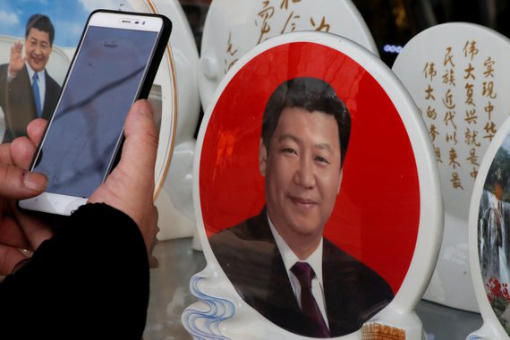 Homem tira foto de prato com imagem do presidente da China, Xi Jinping, em Pequim 26/02/2018 REUTERS/Thomas Peter