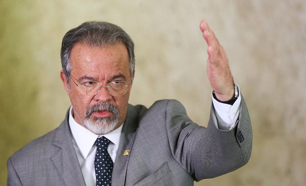 Brasília - Ministro da Defesa, Raul Jungmann, após reunião com o presidente Temer no Palácio do Planalto, fala sobre operação do Exército ao cerco a criminosos na Rocinha, no Rio de Janeiro (Marcelo Camargo/Agência Brasil)