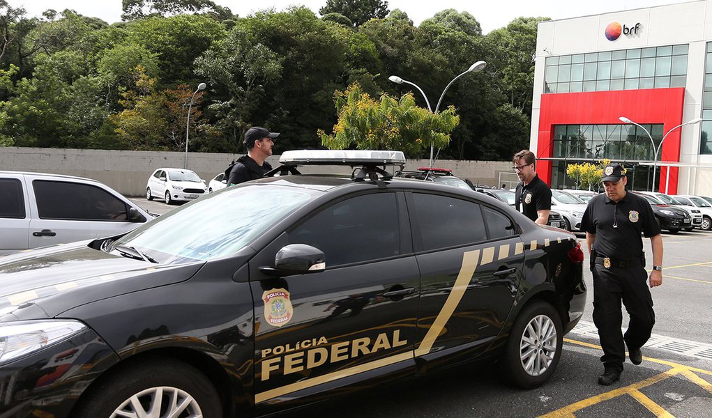 Agentes da Polícia Federal deixam sede da BRF, em Curitiba 05/03/2018 REUTERS/Geraldo Bubniak