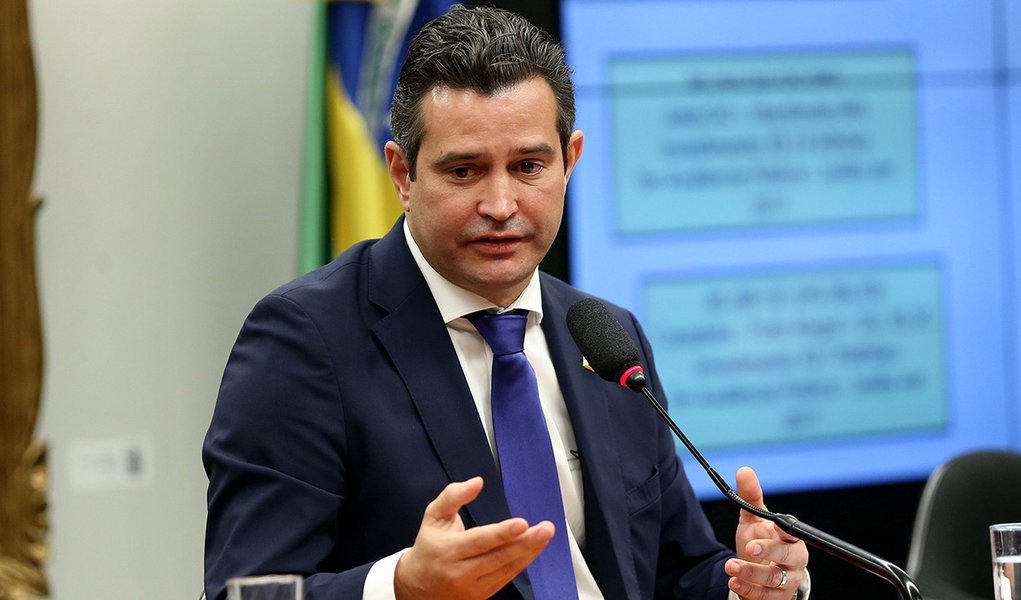 Brasília - O ministro dos Transportes, Maurício Quintella fala sobre as concessões aeroportuárias, proposta de privatização da Infraero, e os novos projetos qualificados no PPI (Wilson Dias/Agência Brasil)