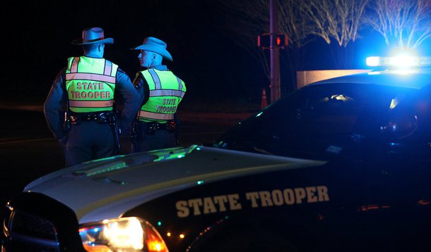 Agentes de segurança do Texas durante investigação de dispositivo explosivo em Austin 20/03/2018 REUTERS/Loren Elliott