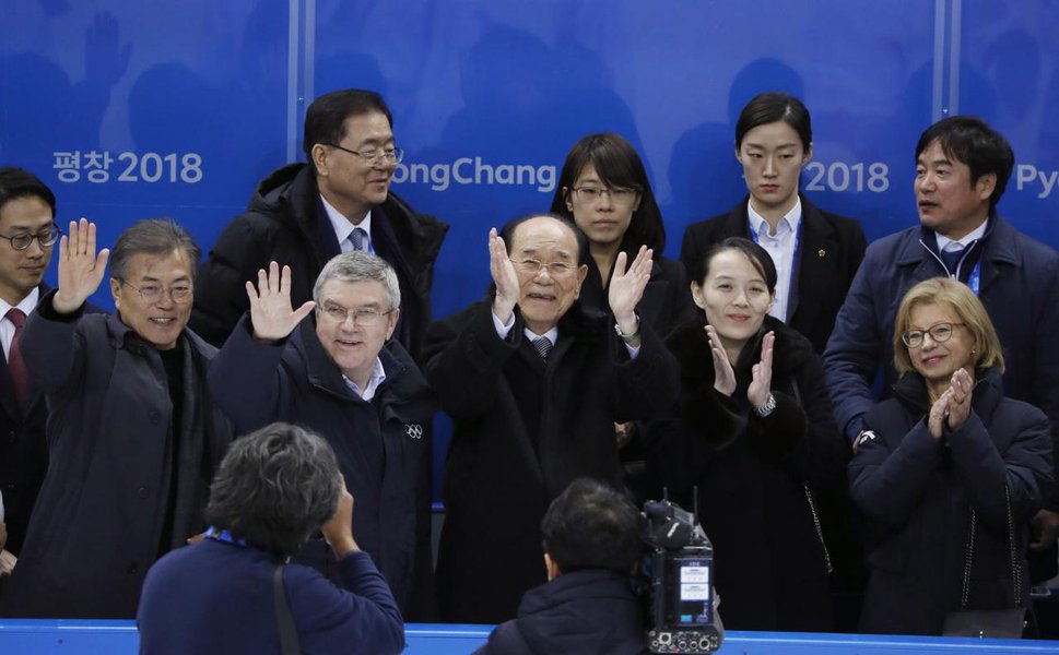 Ice Hockey – Pyeongchang 2018 Winter Olympics –February 10, 2018 - South Korean President Moon Jae-in and International Olympic Committee (IOC) President Thomas Bach wave as Kim Yong Nam and Kim Yo Jong clap. REUTERS/Grigory Dukor