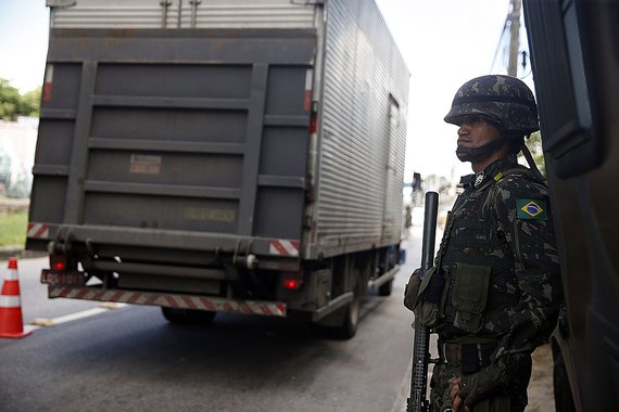 Rio de Janeiro - Militares das Forças Armadas voltaram hoje (1º) às vias expressas e rodovias do Rio de Janeiro para mais uma ação de combate à criminalidade. (Tânia Rêgo/Agência Brasil)