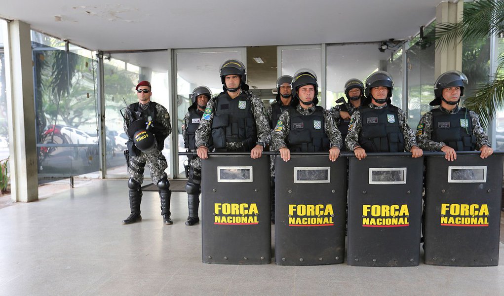 Brasília - Força Nacional protege o prédio do Ministério do Planejamento após manifestantes contra Reforma da Previdência quebrarem duas vidraças no Ministério da Previdência Social (Fabio Rodrigues Pozzebom/Agência Brasil)
