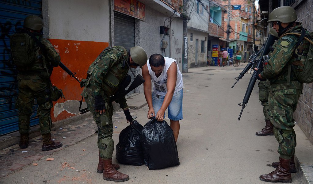 Rio de Janeiro - Fuzileiros Navais participam de operação na favela Kelson's, zona norte da cidade (Fernando Frazão/Agência Brasil)