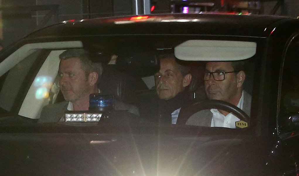 Ex-presidente francês Nicolas Sarkozy deixa a polícia em Nanterre, perto de Paris 21/03/2018 EUTERS/Stephane Mahe - RC164AD89700