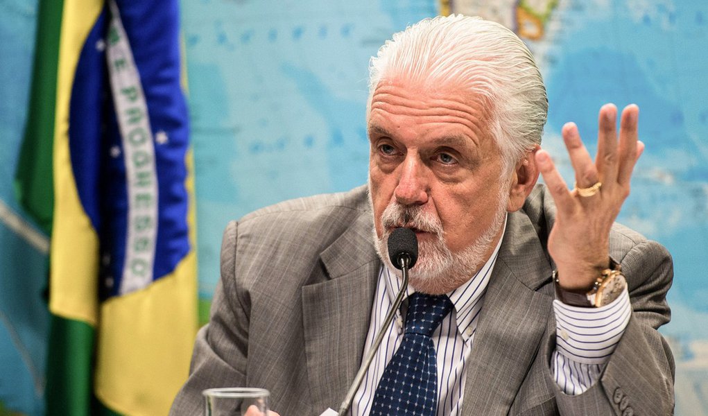 O ministro da Defesa, Jaques Wagner, fala na Comissão de Relações Exteriores e Defesa Nacional do Senado sobre a situação atual e perspectivas futuras do ministério (Marcelo Camargo/Agência Brasil)