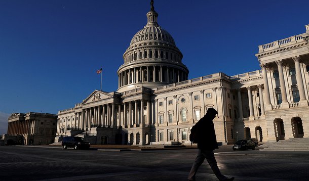 Pessoas passam pelo prédio do Capitólio, em Washington 08/02/2018 REUTERS/Leah Millis