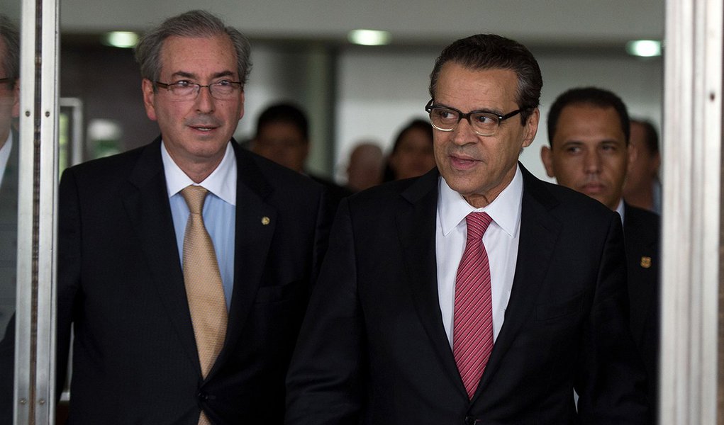 O Presidente da Câmara dos Deputados, Henrique Alves (PMDB-RN), e o líder do PMDB na Câmara, Eduardo Cunha (PMDB-RJ), após reunião do Conselho Nacional do PMDB. (Marcelo Camargo/Agência Brasil)
