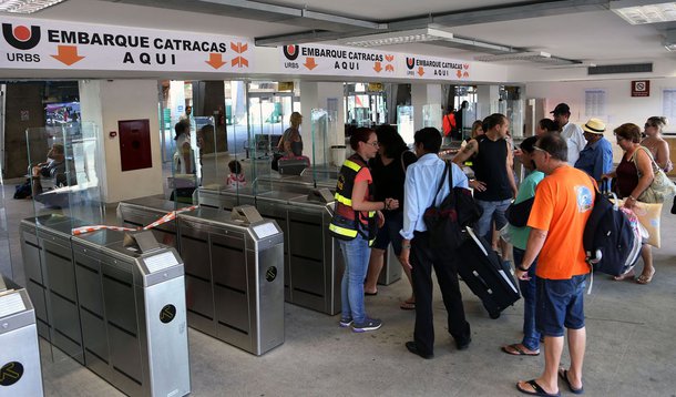 Cerca de 117,5 mil passageiros deverão deixar Curitiba neste Natal, com saídas da Rodoferroviária. A previsão inclui os embarques entre domingo (18) e sábado (24). De acordo com a Urbs, 3.760 ônibus partirão do terminal no período.