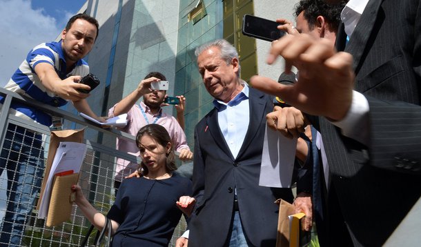 O ex-ministro da Casa Civil José Dirceu após assinar na Vara de Execuções Penais do Distrito Federal o termo que autoriza a cumprir prisão no regime aberto (Fabio Rodrigues Pozzebom/Agência Brasil)