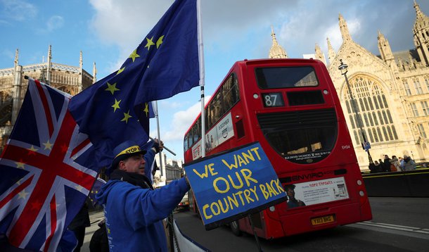 Manifestante anti-Brexit protesta em frente ao Parlamento britânico, em Londres 16/01/2018 REUTERS/Hannah McKay
