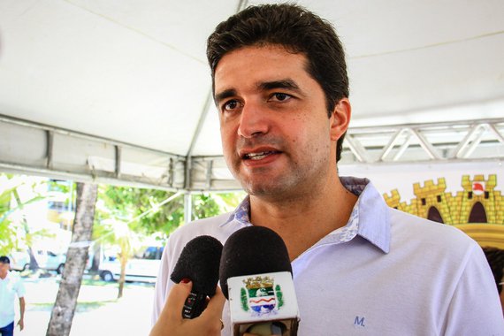 Rui Palmeira inaugura o projeto Praia Acessível. Foto: Pei Fon Secom/Maceió