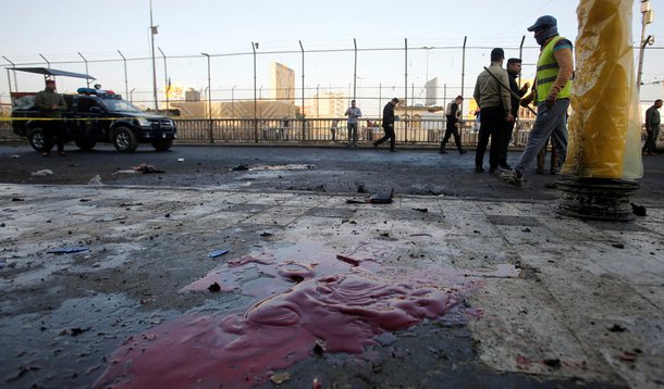 Forças de segurança do Iraque inspecionam local de ataque suicida em Bagdá 15/01/2018 REUTERS/Khalid al Mousily
