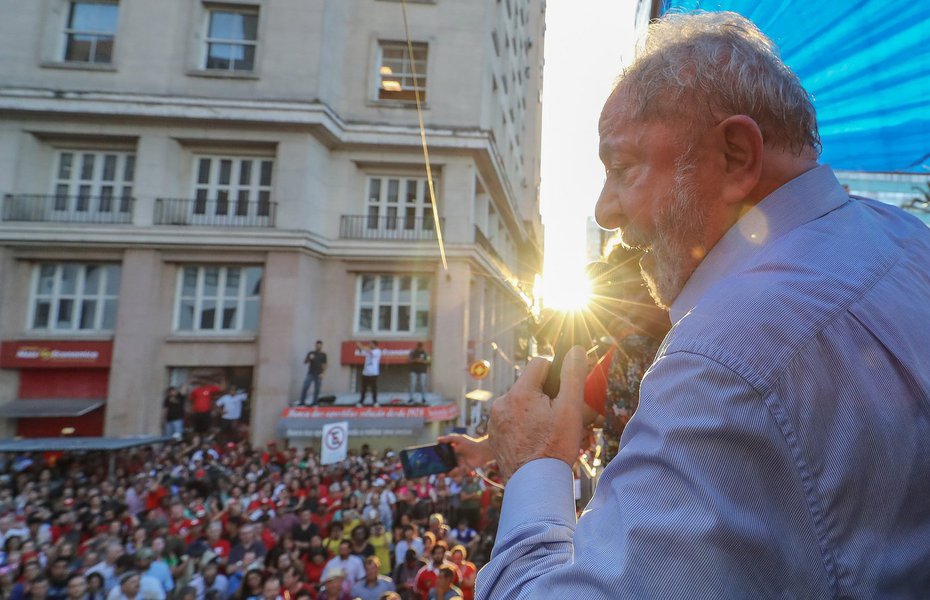 Lula agradece a solidariedade do povo em ato público na Esquina Democrática de Porto Alegre (RS). Foto: Ricardo Stuckert
Porto Alegre (RS), 23/01/2018.