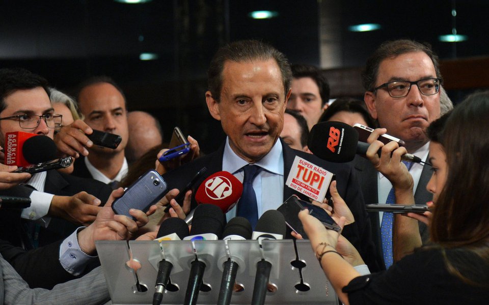 O presidente da Federa��o das Ind�strias do Estado de S�o Paulo (Fiesp), Paulo Skaf, fala � imprensa depois de audi�ncia com o presidente do Senado, Renan Calheiros, no Congresso Nacional (Antonio Cruz/Ag�ncia Brasil)