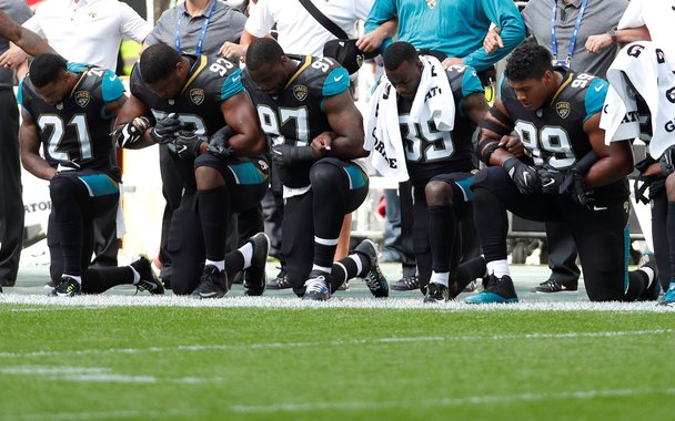 Jogadores do Jacksonville Jaguars se ajoelham durante hino dos Estados Unidos, antes de partida contra o Baltimore Ravens Action Images via Reuters/Paul Childs