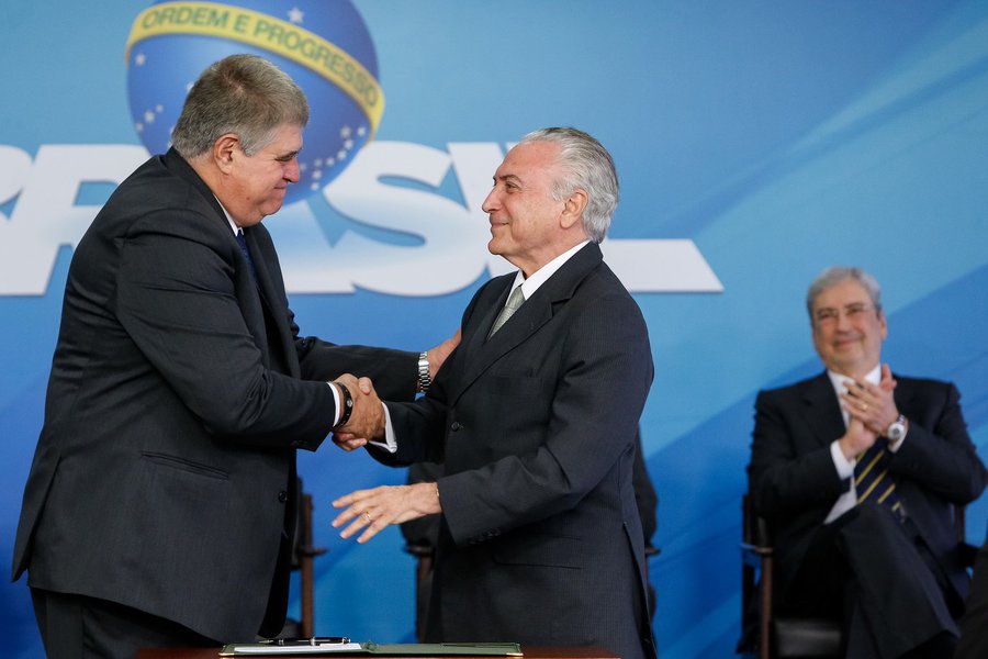 Presidente da República, Michel Temer, cumprimenta o Deputado Federal, Carlos Marun, após assinatura do termo de posse.
Foto: Alan Santos/PR