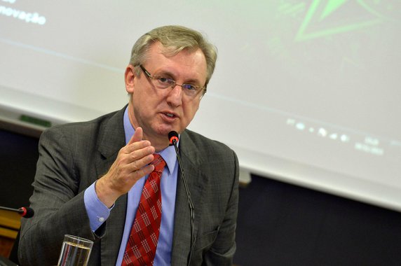 Brasília - O ministro da Ciência, Tecnologia e Inovação, Celso Pansera, e representantes do Ministério da Saúde e de seis laboratórios discutem as pesquisas sobre a fosfoetanolamina (Valter Campanato/Agência Brasil)