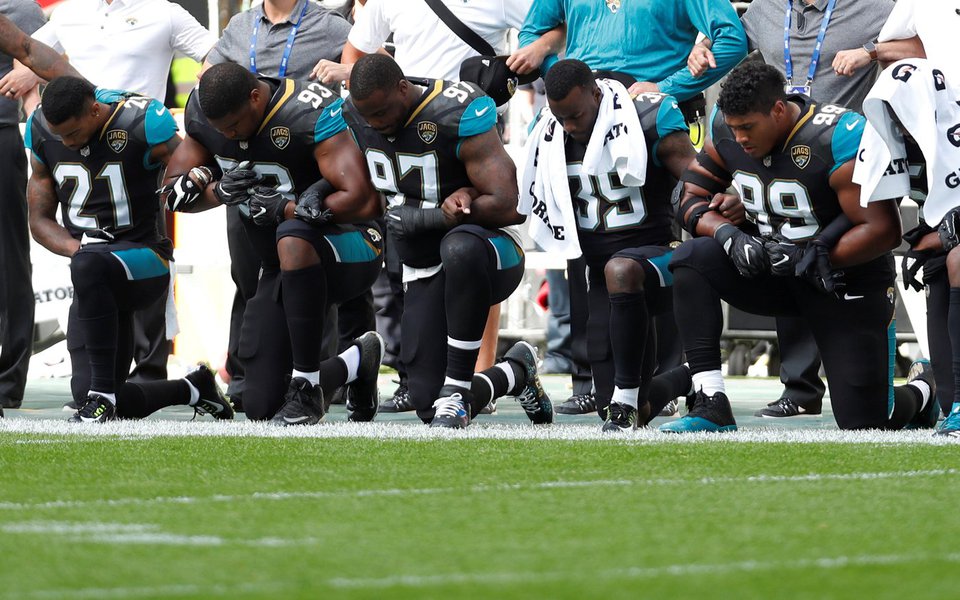 Jogadores do Jacksonville Jaguars se ajoelham durante hino dos Estados Unidos, antes de partida contra o Baltimore Ravens Action Images via Reuters/Paul Childs