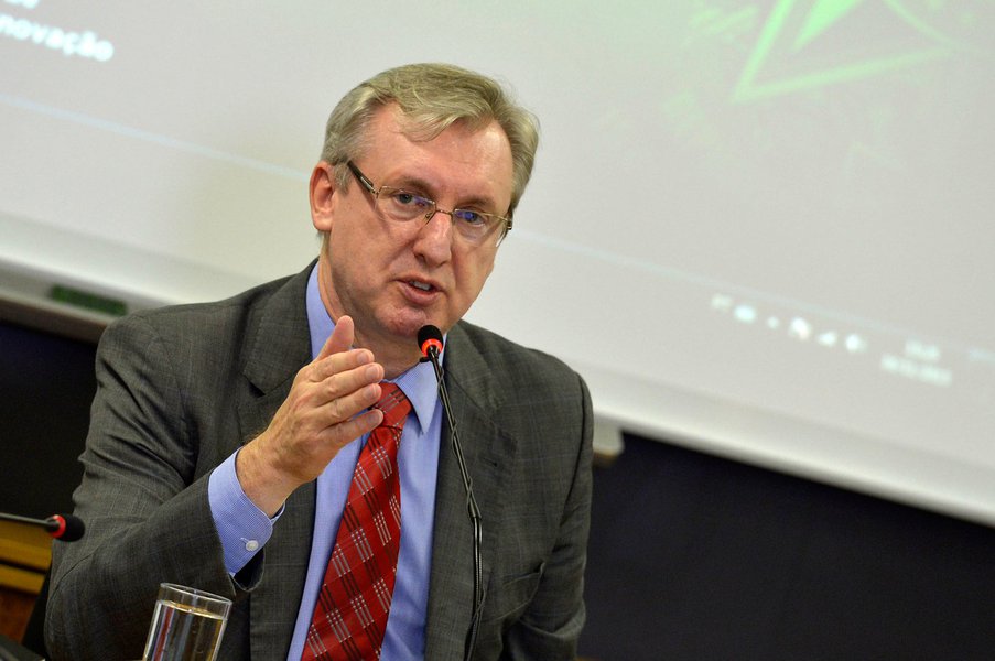 Brasília - O ministro da Ciência, Tecnologia e Inovação, Celso Pansera, e representantes do Ministério da Saúde e de seis laboratórios discutem as pesquisas sobre a fosfoetanolamina (Valter Campanato/Agência Brasil)