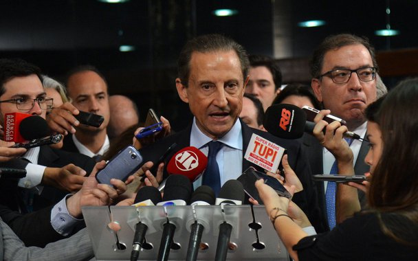 O presidente da Federa��o das Ind�strias do Estado de S�o Paulo (Fiesp), Paulo Skaf, fala � imprensa depois de audi�ncia com o presidente do Senado, Renan Calheiros, no Congresso Nacional (Antonio Cruz/Ag�ncia Brasil)