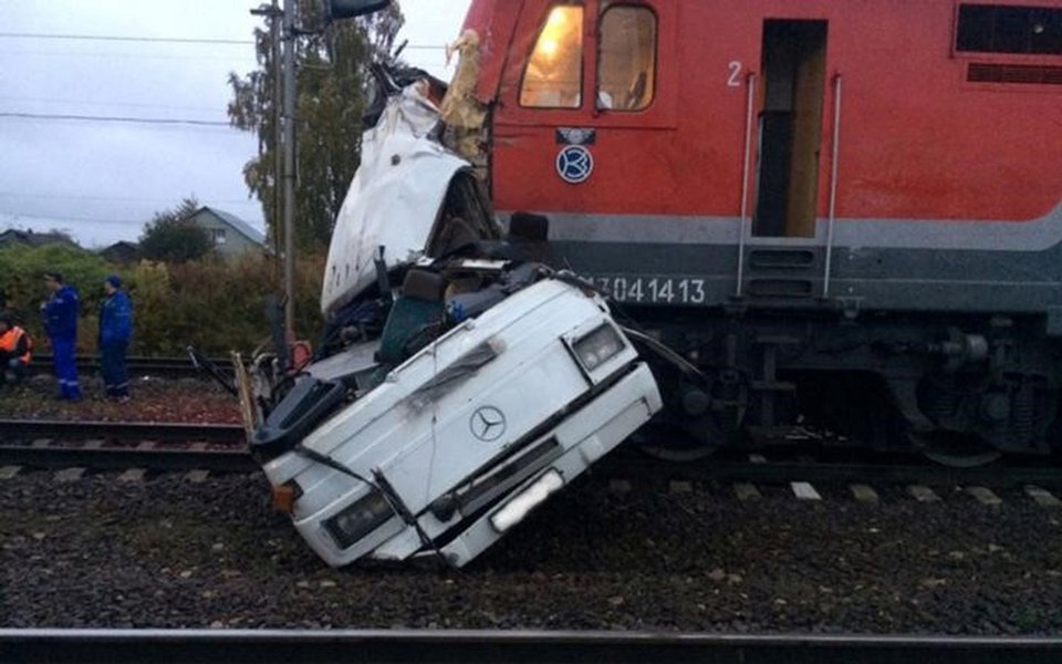 Destroços de ônibus são vistos após colisão com trem na cidade de Pokrov, na Rússia 06/10/2017 Ministério do Interior da Rússia/Divulgação via REUTERS