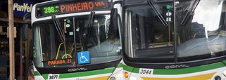 2014.01.20 - Porto Alegre/RS/Brasil - Ônibus do eixo Sul/Sudeste na avenida Salgado Filho. Foto: 