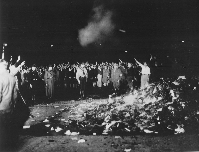 Membros da juventude do Partido Nazista promovem queima de livros censurados em abril de 1938 