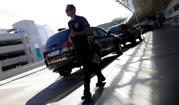 Agente da Polícia Federal visto durante operação no Rio de Janeiro. 30/01/2017 REUTERS/Ueslei Marcelino