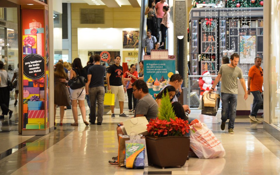Shopping no centro de Brasília tem movimento intenso no último fim de semana antes do Natal
