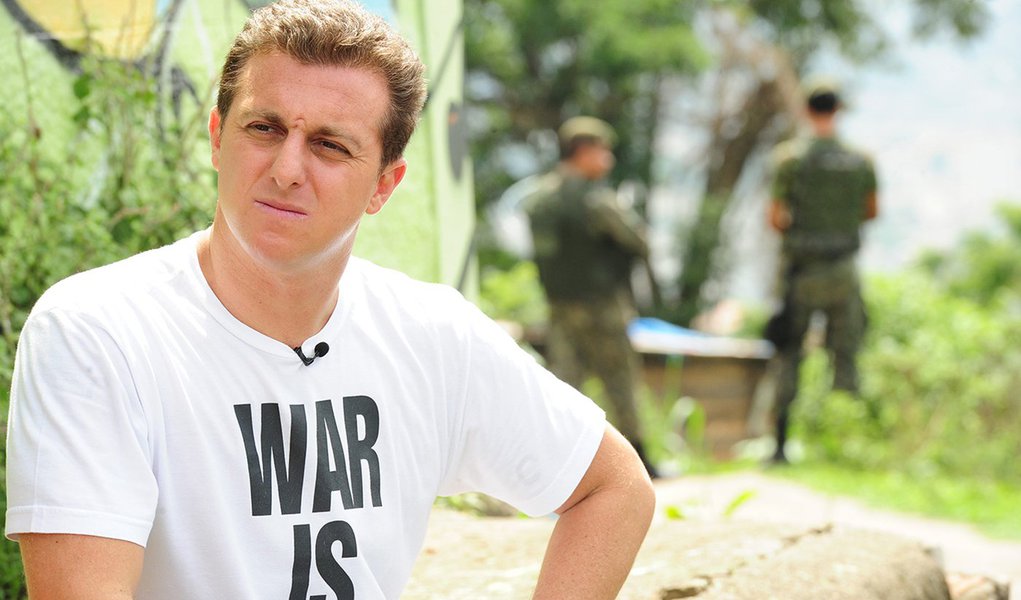 Luciano Huck em visita ao Complexo do Alemão.