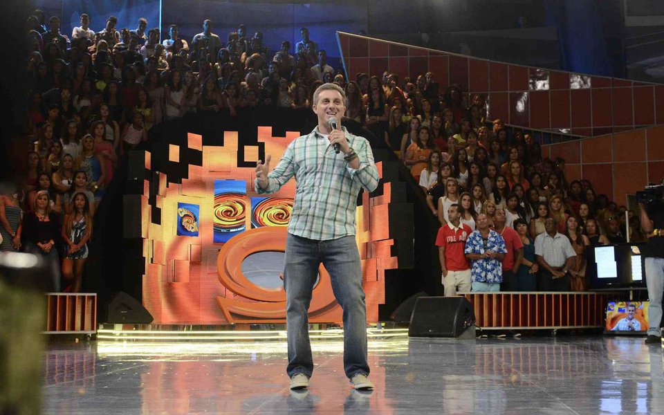 Luciano Huck no cenáiro novo