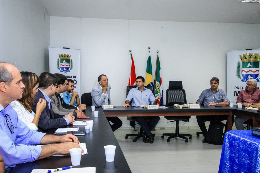 Rui Palmeira se reúne com representantes de políticas públicas que transformaram Medellín, na Colômbia. Foto: Pei Fon/ Secom Maceió