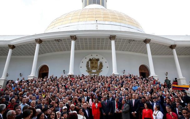 Membros da Assembleia Constituinte possam durante posse em Caracas 4/8/2017 REUTERS/Carlos Garcia Rawlins