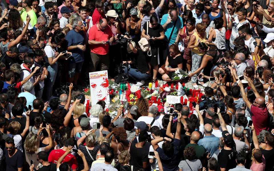 Homenagem a vítimas em Las Ramblas, um dia após ataque em Barcelona 18/8/2017 REUTERS/Sergio Perez