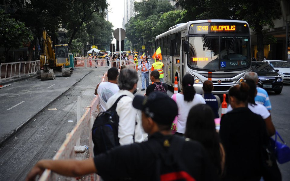 Pontos de ônibus operam no meio da pista no primeiro dia útil da interdição que fechará por um ano três pistas da Avenida Rio Branco para implantação do veículo leve sobre trilhos (VLT) (Fernando Frazão/Agência Brasil)